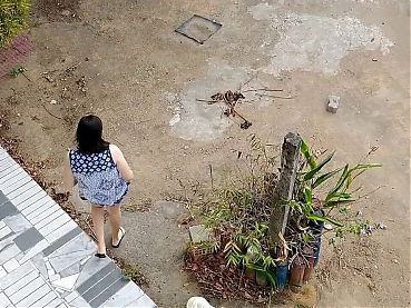 Wife answer delivery man without pants